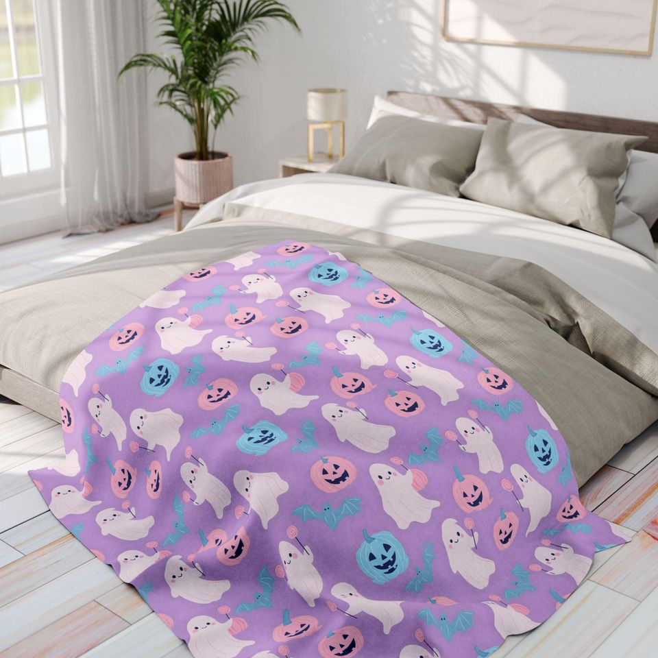 Whimsical Ghost Fleece Blanket: Halloween Decor Throw