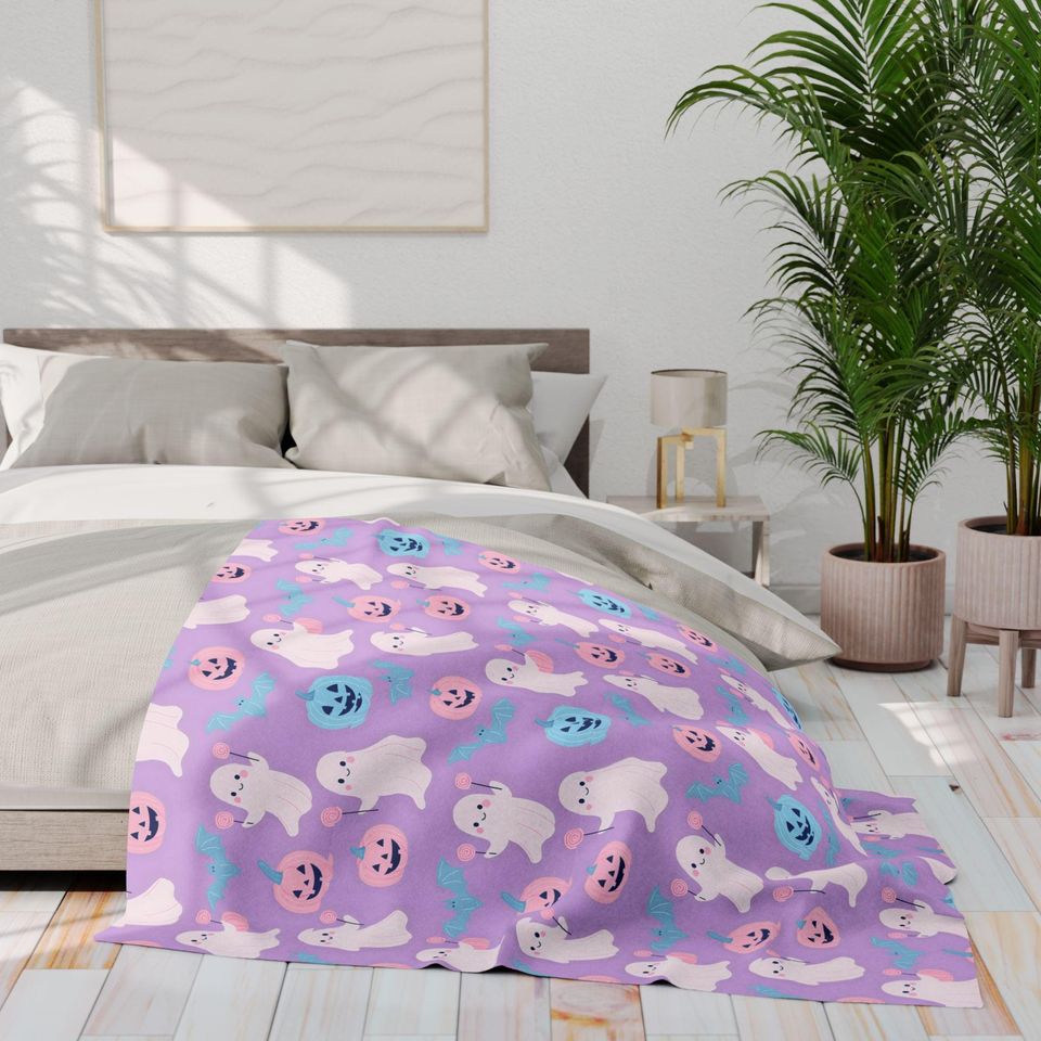 Whimsical Ghost Fleece Blanket: Halloween Decor Throw