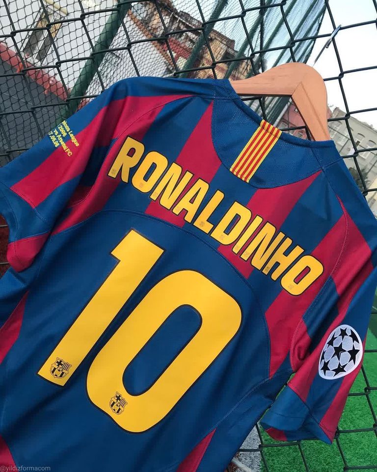 Barcelona retro Ronaldinho jersey