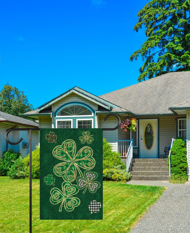 Celtic Shamrock Garden Flag, St Patricks Day Irish Yard Flag, Green Gold Shamrocks Outdoor Decor, Lucky Clover Lawn Flag