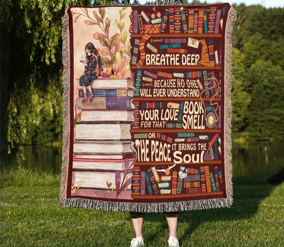 Vintage Bookshelf Woven Throw Blanket: Retro Reading Tapestry