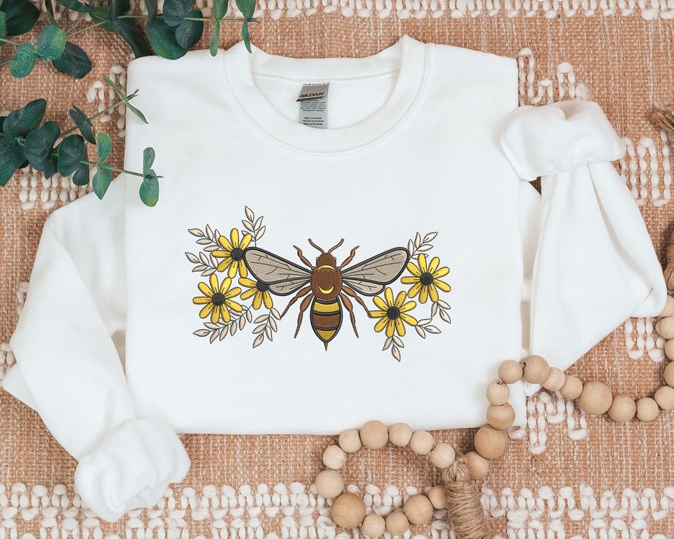 Embroidered Bumble Bee Sweatshirt, Flower Design Bee Aesthetic Embroidery Crewneck Jumper