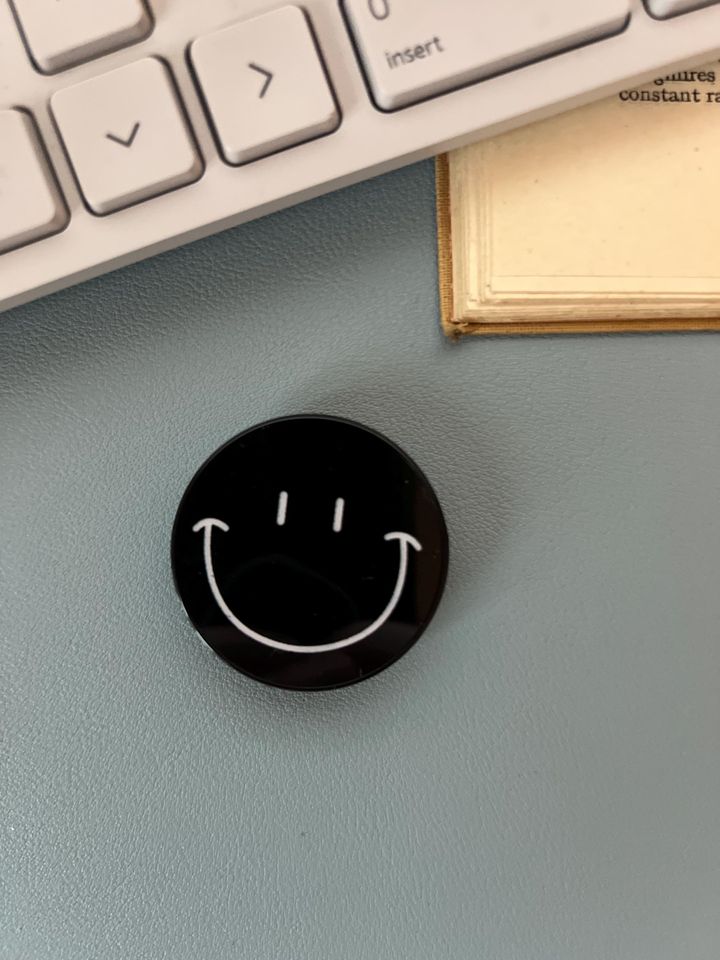 Cute Smiley Face Circle Phone Grip Universal Smartphone Stand & Mount