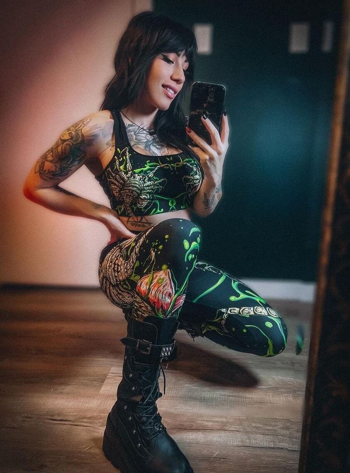 Facehugger Aliens Sports bra